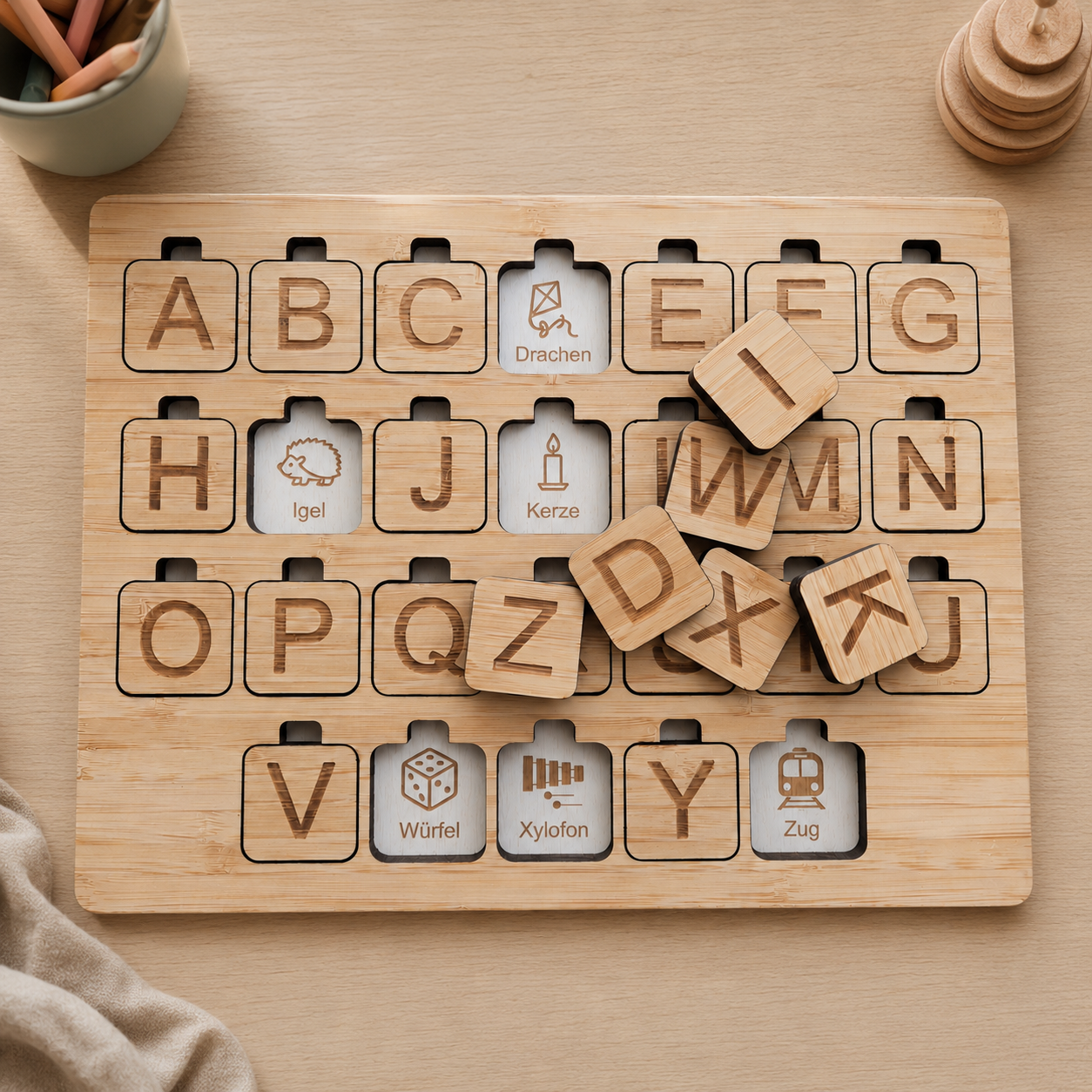 Alphabet Puzzle aus Holz mit Illustrationen und Begriffen zum spielerischen Lernen