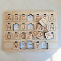 Alphabet Puzzle aus Holz mit Illustrationen und Begriffen zum spielerischen Lernen