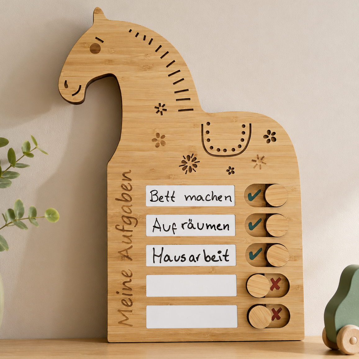 Pferd-Aufgabentafel aus Holz für Kinder mit beschreibbaren Aufgabenfeldern und Schiebereglern