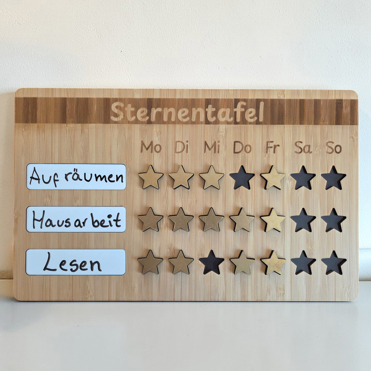 Belohnungstafel Wochenroutine aus Holz für Kinder mit drei Aufgabenfeldern und 21 magnetischen Sternen
