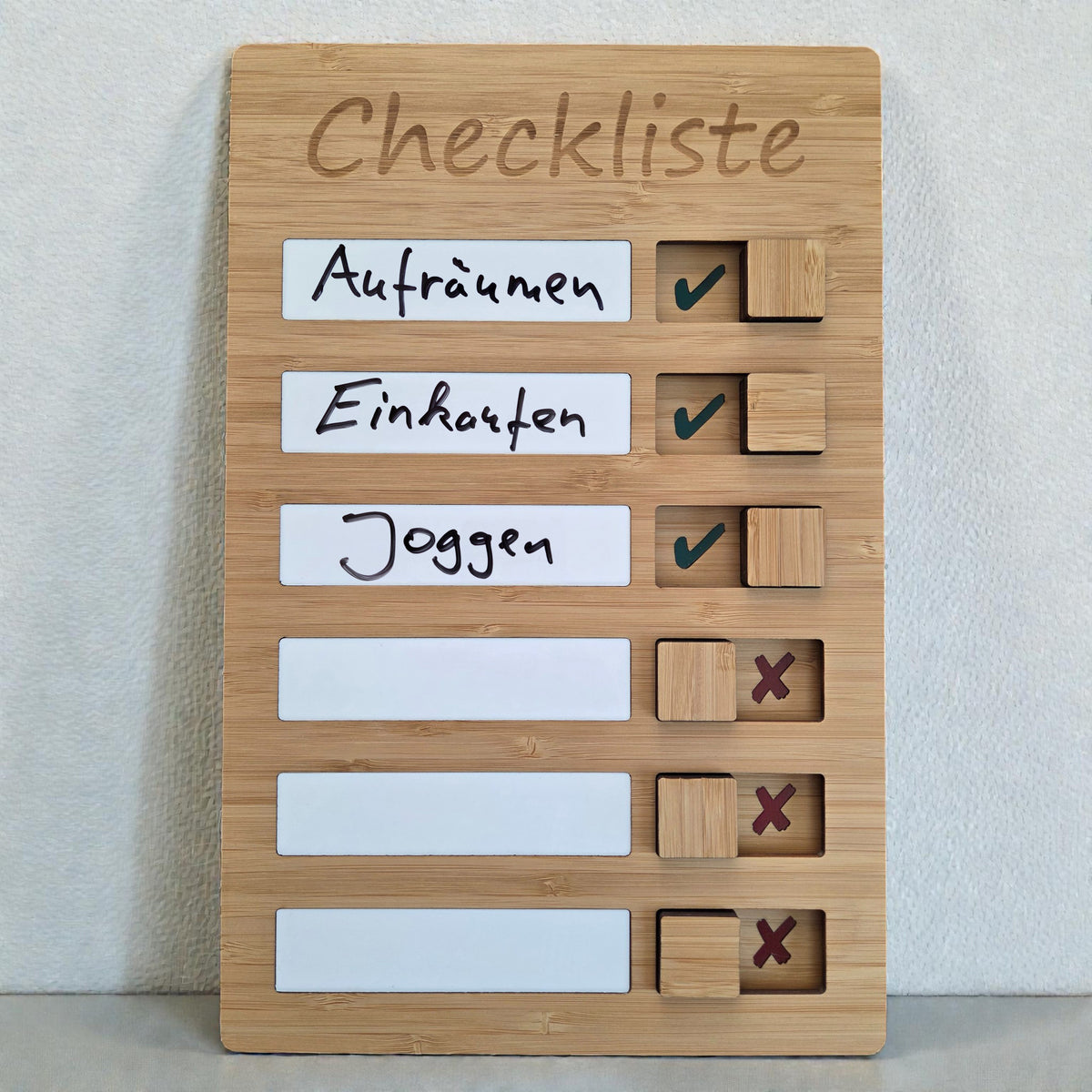 Holz-Checkliste mit beschreibbaren Aufgabenfeldern und Schiebereglern zum Abhaken