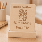 Dankbarkeitskarte aus Holz für Kinder mit der Botschaft „Ich bin dankbar für meine Familie“ im Holzständer