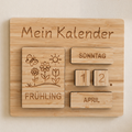 Nahaufnahme des Montessori-Dauerkalenders aus Holz mit Jahreszeit, Wochentag, Datum und Monat für das Kinderzimmer