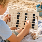 Kind nutzt die Schnitzeljagd Strand aus Holz und entdeckt spielerisch Motive wie Muschel, Boot und Sandburg.