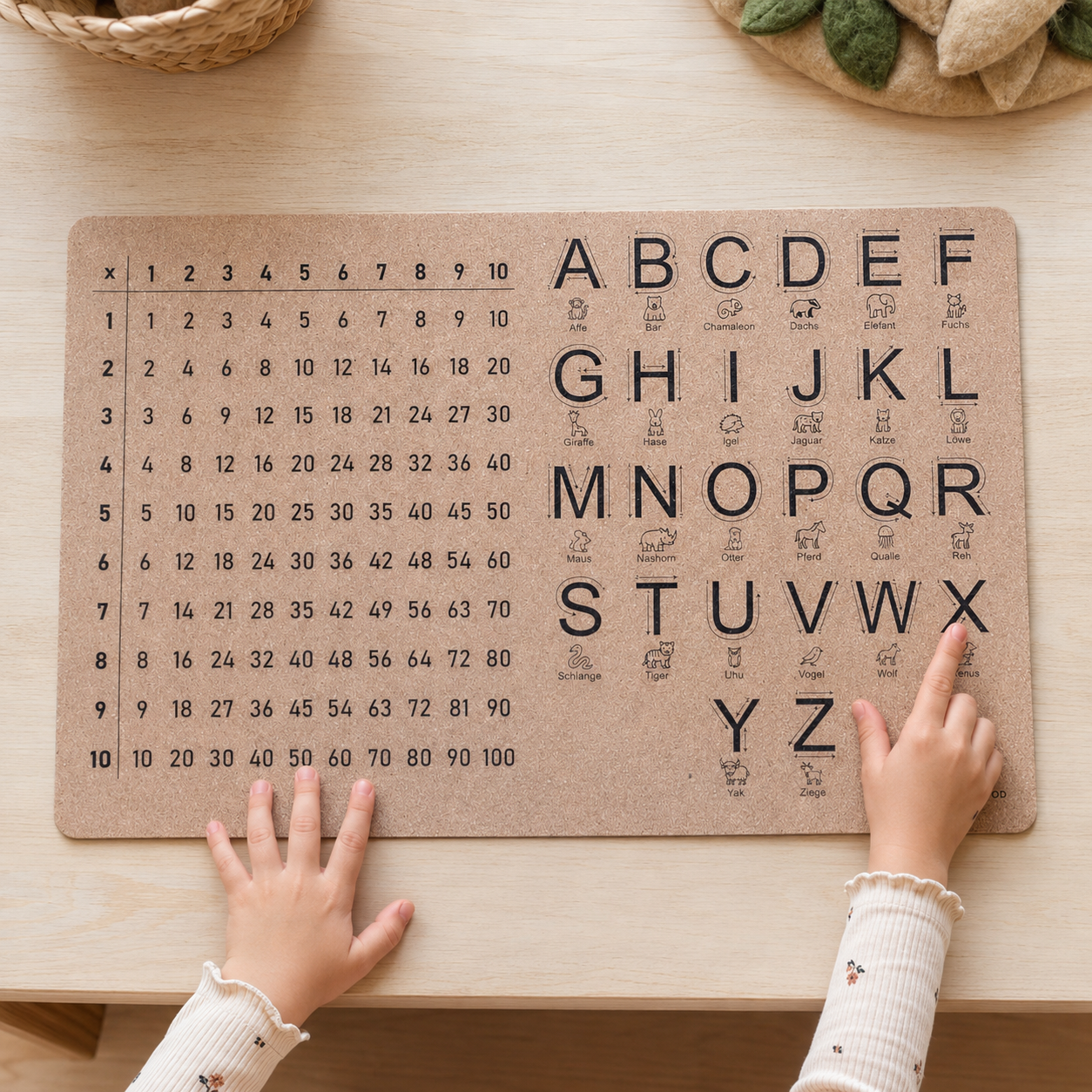 Schreibtischunterlage aus Kork für Kinder mit Alphabet, Tiermotiven und kleinem Einmaleins zum Lernen am Schreibtisch
