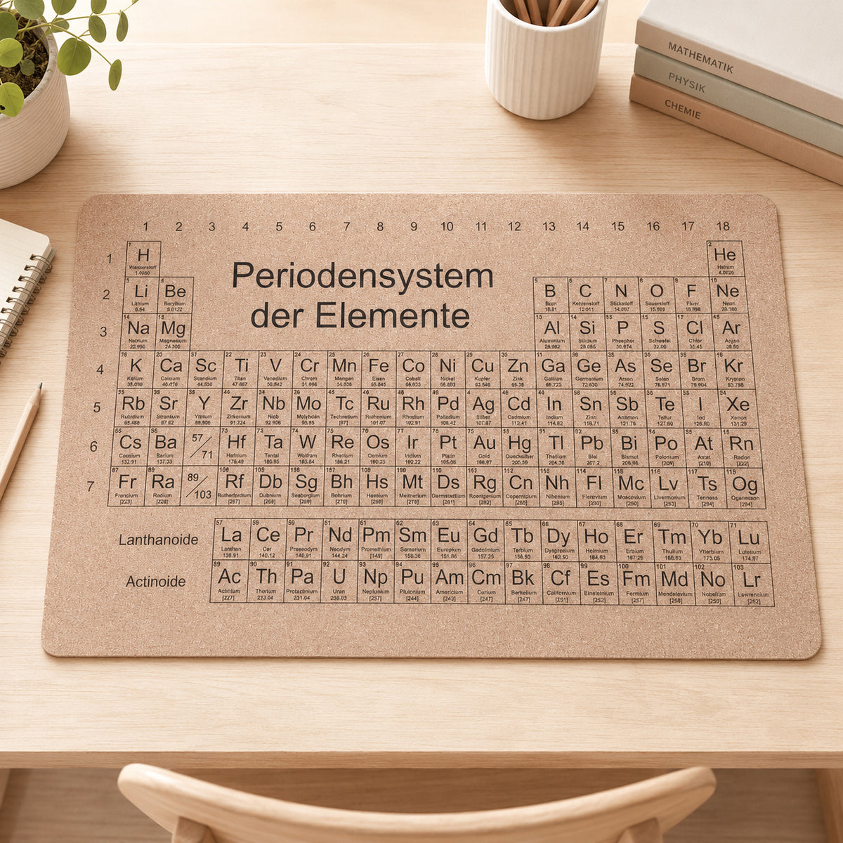 Schreibtischunterlage aus Kork mit vollständigem Periodensystem der Elemente auf einem hellen Schreibtisch