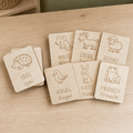 Schreibübungskarten aus Holz mit Bauernhof-Tieren wie Igel, Maus, Ziege, Schaf, Vogel, Hase und Frosch zum Lesen- und Schreibenüben
