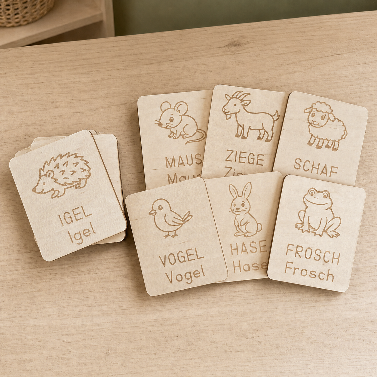 Schreibübungskarten aus Holz mit Bauernhof-Tieren wie Igel, Maus, Ziege, Schaf, Vogel, Hase und Frosch zum Lesen- und Schreibenüben