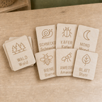 Schreibübungskarten aus Holz mit Naturmotiven wie Wald, Schnecke, Käfer, Mond, Biene, Ameise und Blatt