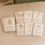 Schreibübungskarten aus Holz mit Obst und Gemüse wie Ananas, Banane, Brokkoli, Karotte, Erdbeere, Apfel und Tomate