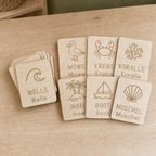 Schreibübungskarten aus Holz mit Strand- und Meer-Motiven wie Welle, Möwe, Krebs, Koralle, Insel, Boot und Muschel
