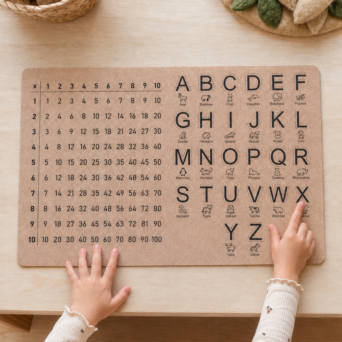 Schreibtischunterlage aus Kork für Kinder mit Alphabet, Tiermotiven und kleinem Einmaleins zum Lernen am Schreibtisch (Französisch)