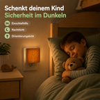 Schlafendes Kind mit Baum-Nachtlicht aus Holz als sanfte Orientierung im Dunkeln