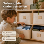 Kind sortiert Kleidung in beschriftete Boxen mit Kinderzimmer Etiketten aus Holz