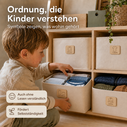 Kind sortiert Kleidung in beschriftete Boxen mit Kinderzimmer Etiketten aus Holz