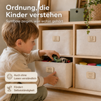 Kind sortiert Spielsachen in beschriftete Boxen mit Kinderzimmer Etiketten aus Holz