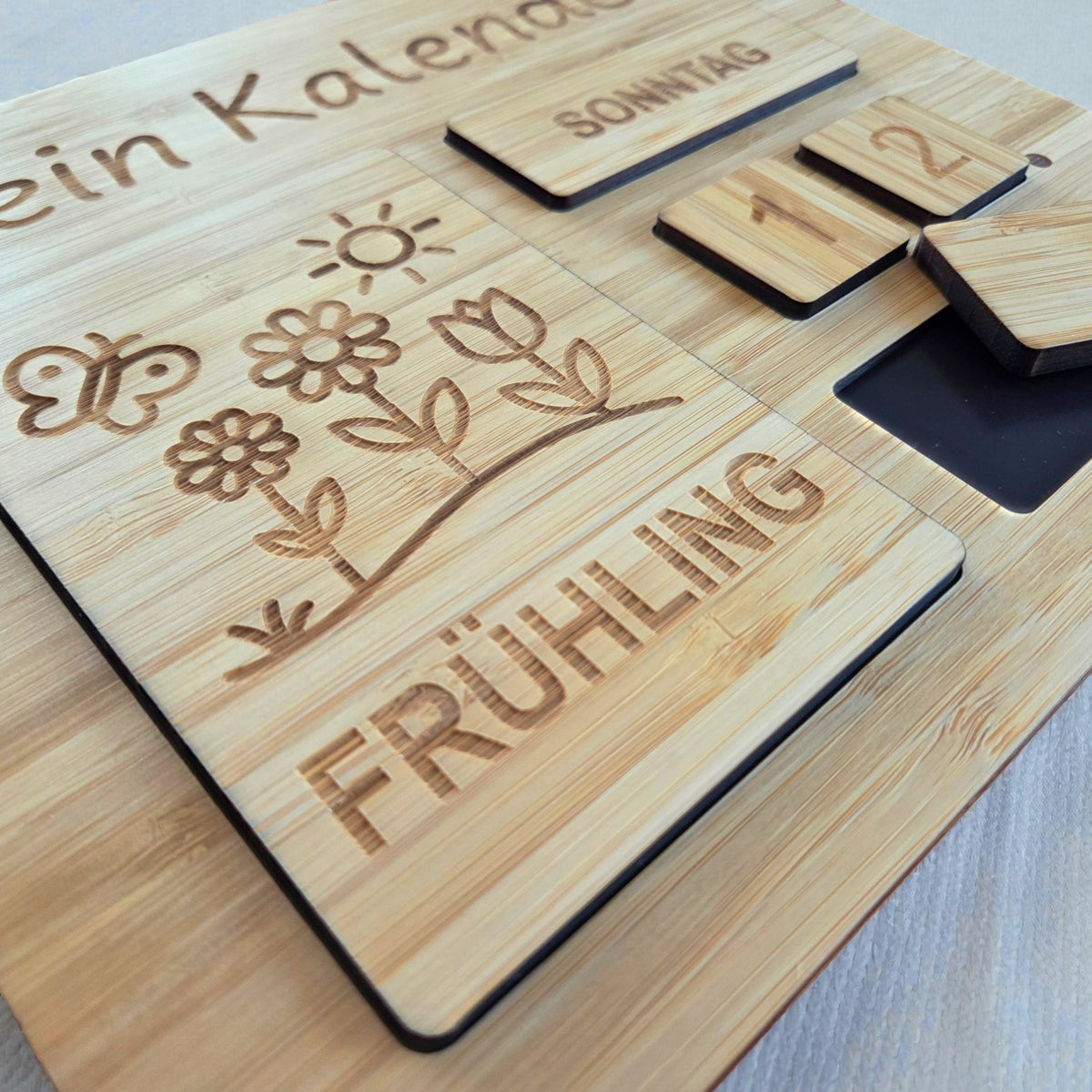 Lernalender für Kinder aus Bambusholz - Nahaufnahme