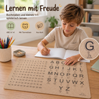Kind lernt mit einer Schreibtischunterlage aus Kork das Alphabet und kleine Einmaleins am Schreibtisch