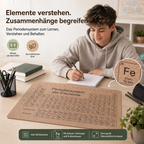 Schüler lernt Chemie mit großer Periodensystem-Schreibtischunterlage aus natürlichem Kork