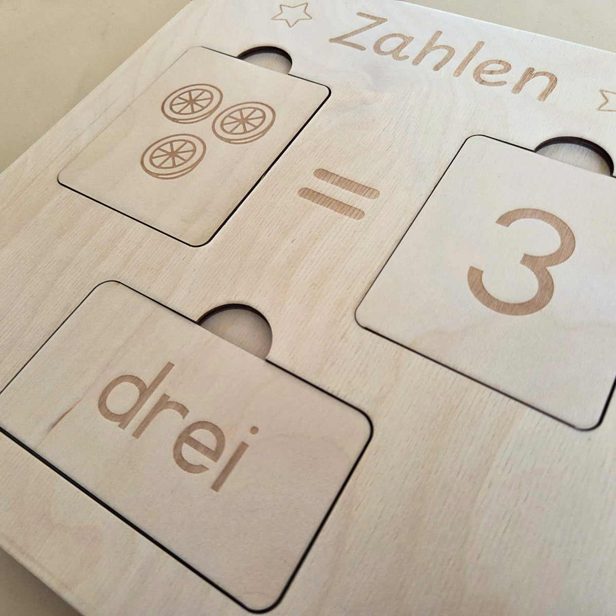 Holz-Lernbrett für Zahlen mit Mengendarstellung, Ziffern und Zahlwörter zum spielerischen Zuordnen - Detailansicht