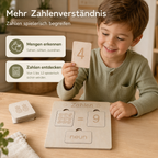 Kind lernt spielerisch Zahlen mit einem Holz-Lernbrett und hält eine Zahlenkarte in der Hand