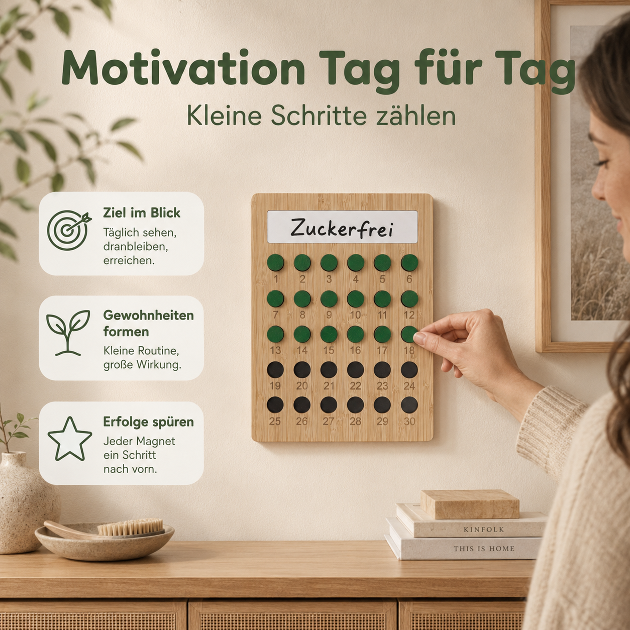 Frau markiert Fortschritt auf magnetischem Holz-Habit-Tracker für tägliche Gewohnheiten