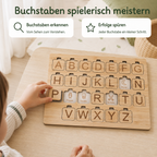Kind legt Buchstaben in ein ABC Puzzle aus Holz und übt spielerisch Buchstaben zu erkennen