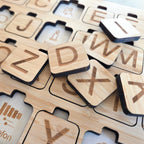 Detailansicht des Alphabet Puzzles aus Bambus und Birkenholz mit gravierten Buchstaben, Bildern und Begriffen