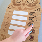 Eulen-Checkliste aus Holz für Kinder mit fünf Aufgabenfeldern, Schiebereglern und Wandhalterung
