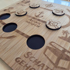 Detailansicht der Schatzsuche-Belohnungstafel aus Holz mit Acrylfeld und sieben magnetischen Münzen