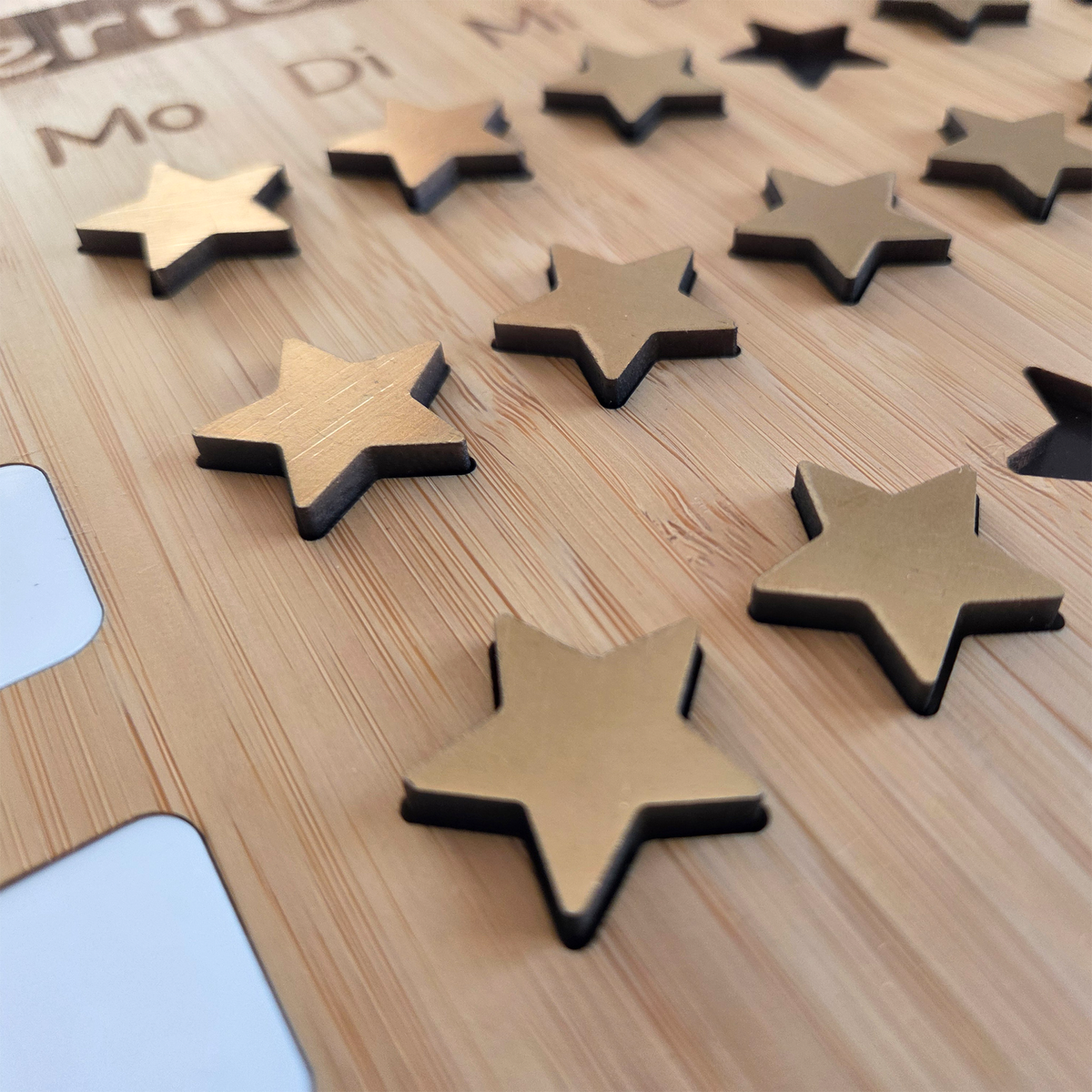Sternentafel aus Holz mit drei Aufgabenfeldern, Wochenübersicht und 21 magnetischen Sternen