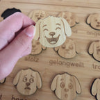 Detailansicht der Gefühlstafel Hund aus Bambusholz mit graviertem Text und magnetischen Gesichtern