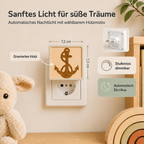 Steckdosen-Nachtlicht mit gravierter Holzfront und Ankermotiv, warmem Licht und Dämmerungssensor.
