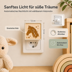 Steckdosen-Nachtlicht mit gravierter Holzfront und Pferdemotiv, warmem Licht und Dämmerungssensor.