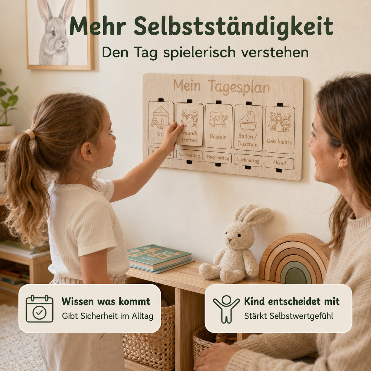 Kind nutzt einen Montessori Tagesplan aus Holz, um den Tag spielerisch zu verstehen und mitzugestalten