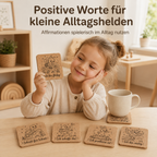 Kind hält einen Mutmach-Untersetzer aus Kork mit positiver Affirmation für den Alltag