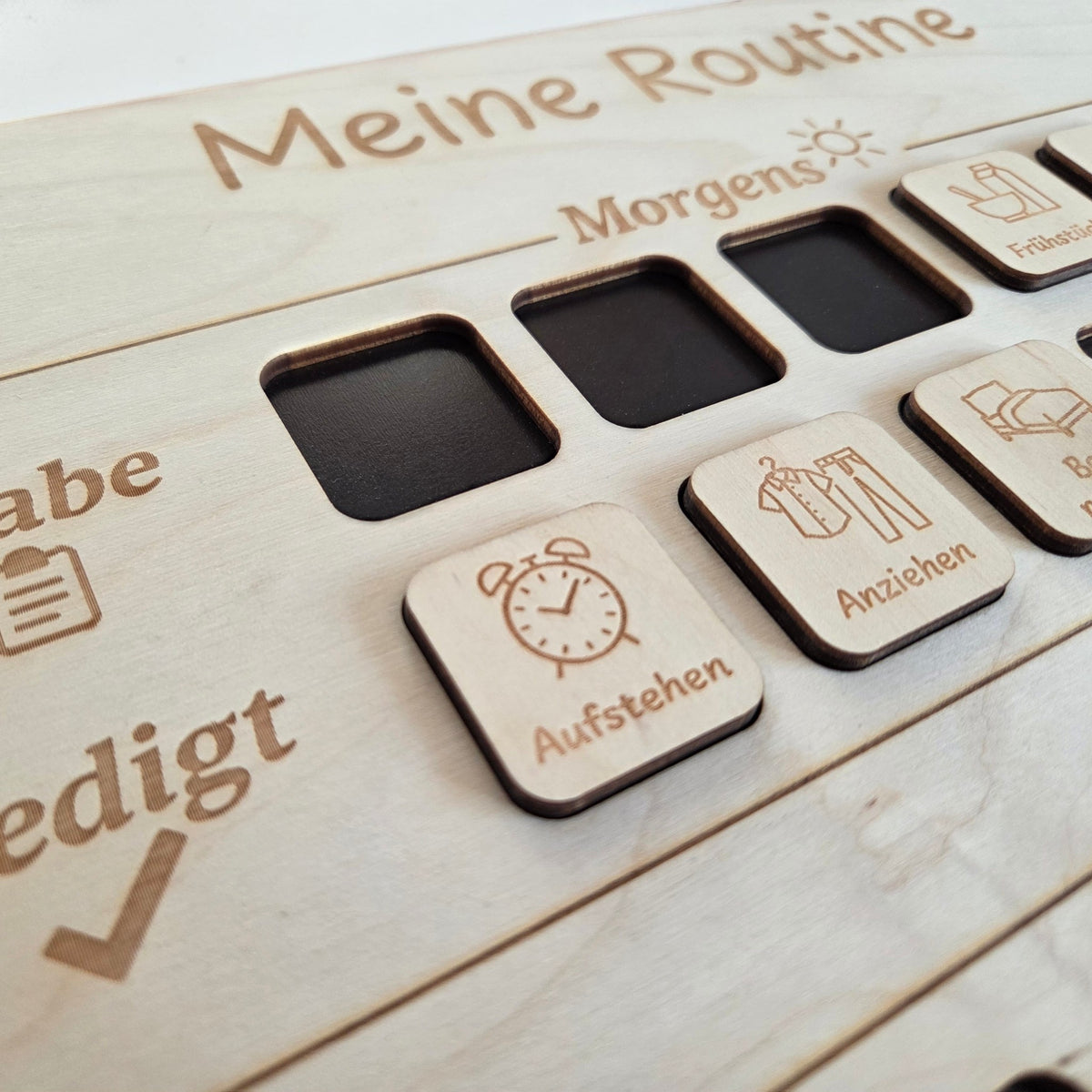 Detailansicht der Holz-Routinetafel mit Gravur, magnetischen Kärtchen und Wandhalterung