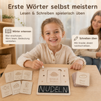 Mädchen übt erste Wörter mit Lernbrett, Kreide und gravierter Wortkarte aus Birkenholz