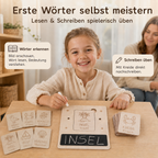 Mädchen übt erste Wörter mit Lernbrett, Kreide und gravierter Wortkarte aus Birkenholz