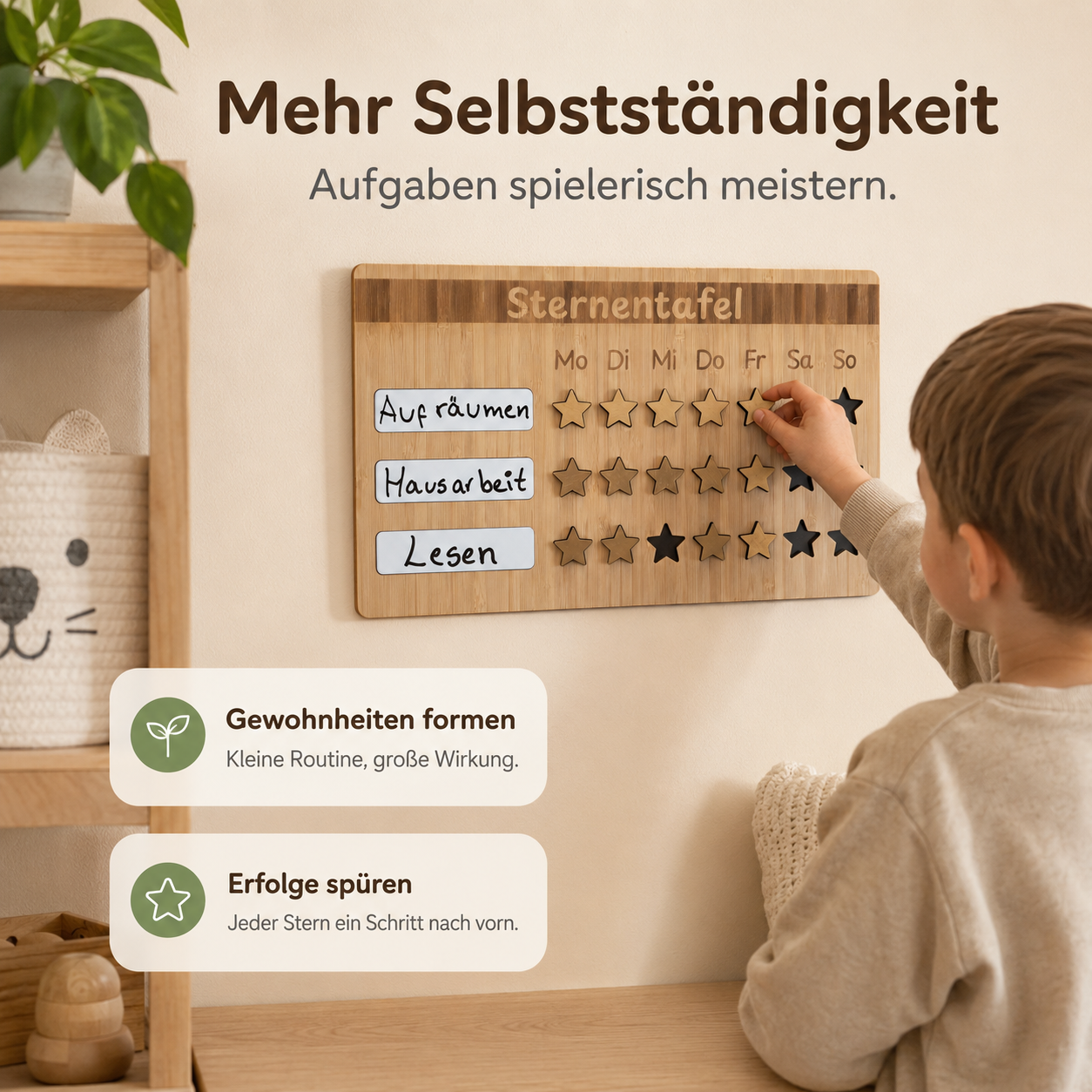 Kind setzt einen Stern auf eine Wochenroutine-Sternentafel aus Holz und verfolgt erledigte Aufgaben