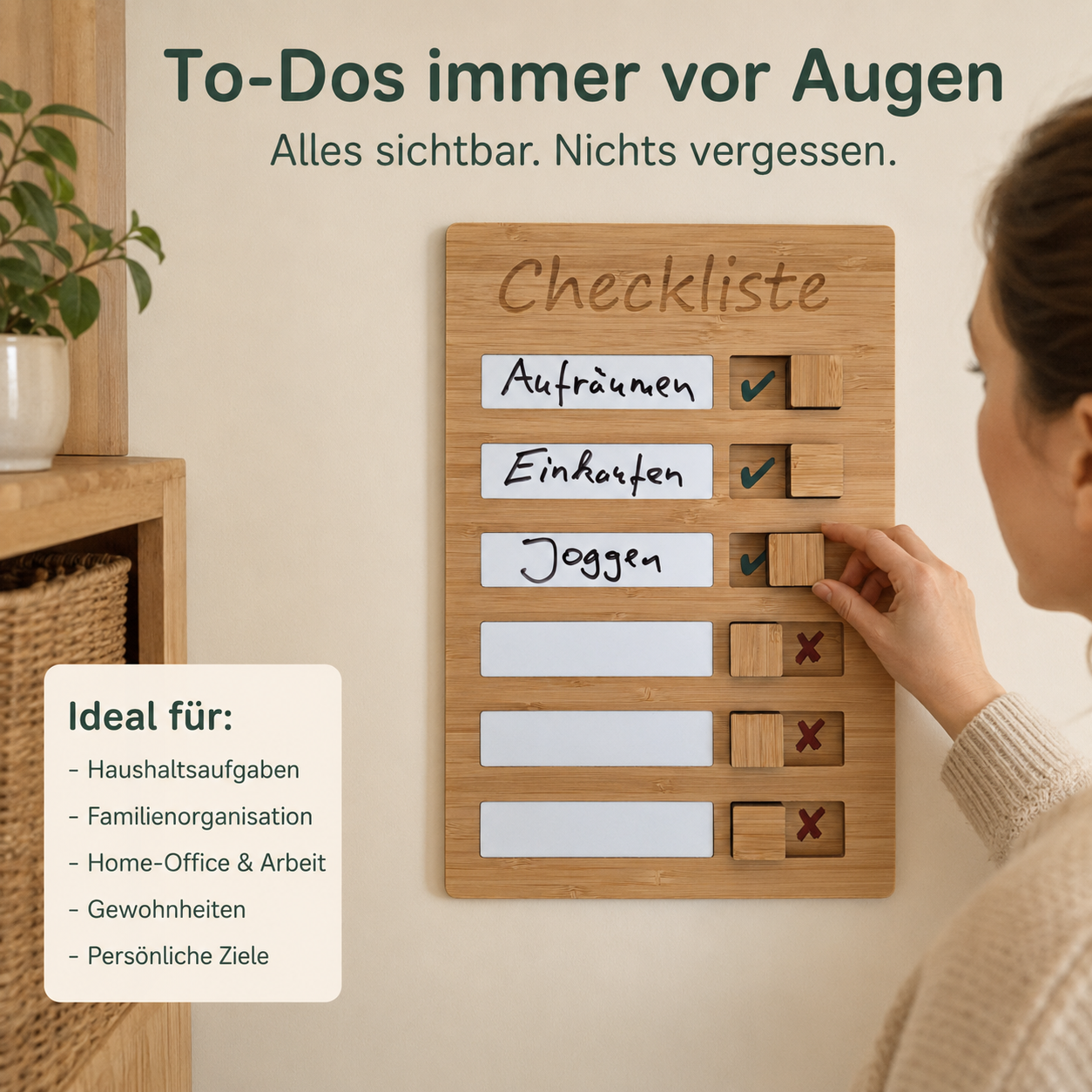 Frau nutzt eine Holz-Checkliste an der Wand für To-dos, Haushalt und persönliche Ziele