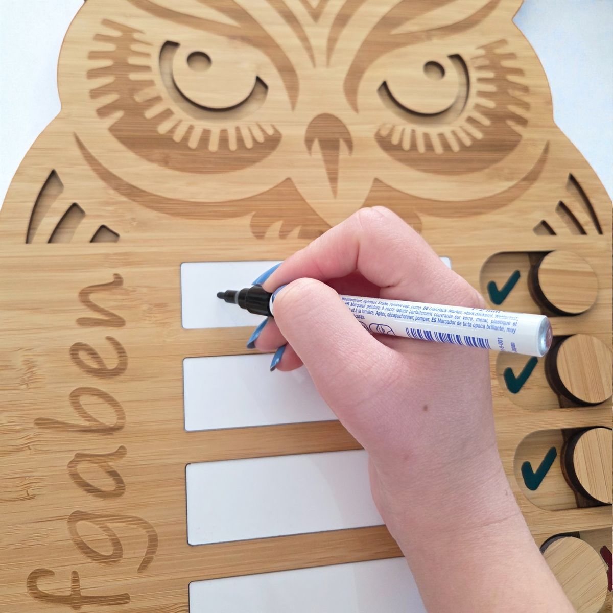 Detailansicht der Eulen-Aufgabentafel aus Bambusholz mit Gravur, Schiebereglern und Wandhalterung
