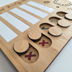 Detailansicht der Pferde-Aufgabentafel aus Bambusholz mit Gravur, Schiebereglern und Wandhalterung