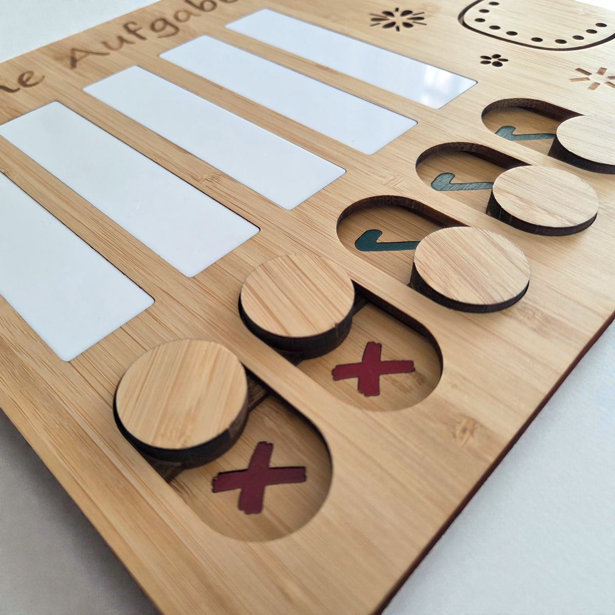 Detailansicht der Pferde-Aufgabentafel aus Bambusholz mit Gravur, Schiebereglern und Wandhalterung