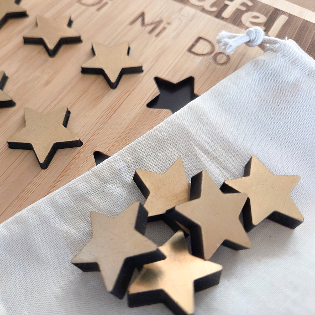 Sternentafel aus Holz mit drei Aufgabenfeldern, Wochenübersicht und 21 magnetischen Sternen