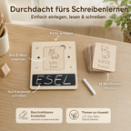 Lernbrett mit eingelegter Wortkarte, beschreibbarem Kreidefeld und Stapel gravierter Wortkarten