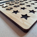 Detailansicht der Sternentafel aus Bambusholz mit graviertem Text, magnetischen Sternen und Wandhalterung