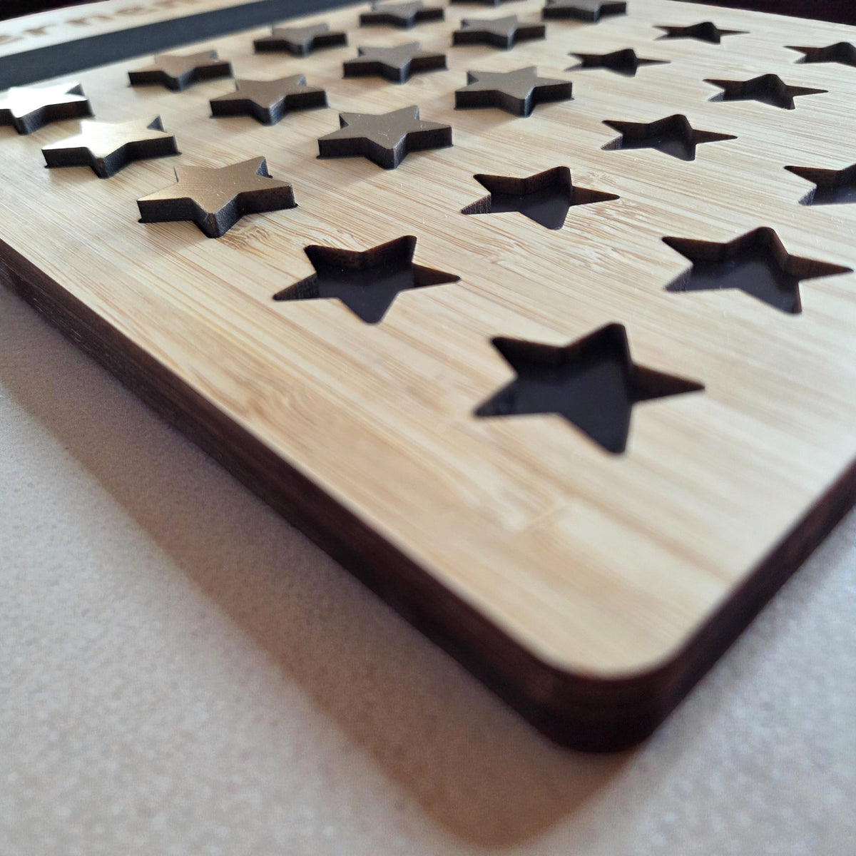 Detailansicht der Sternentafel aus Bambusholz mit graviertem Text, magnetischen Sternen und Wandhalterung