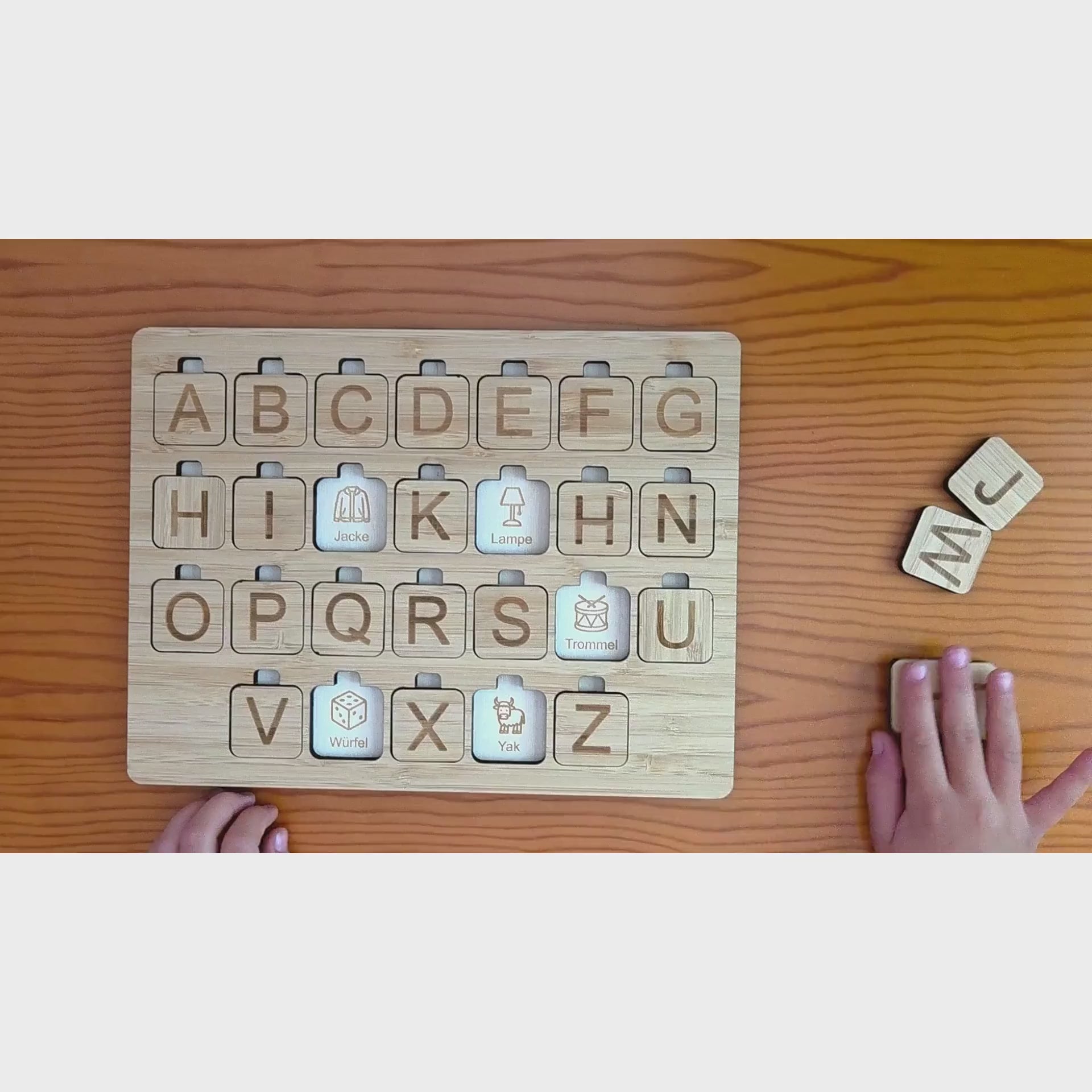Montessori Alphabet Puzzle mit 26 Holz-Kärtchen - Video